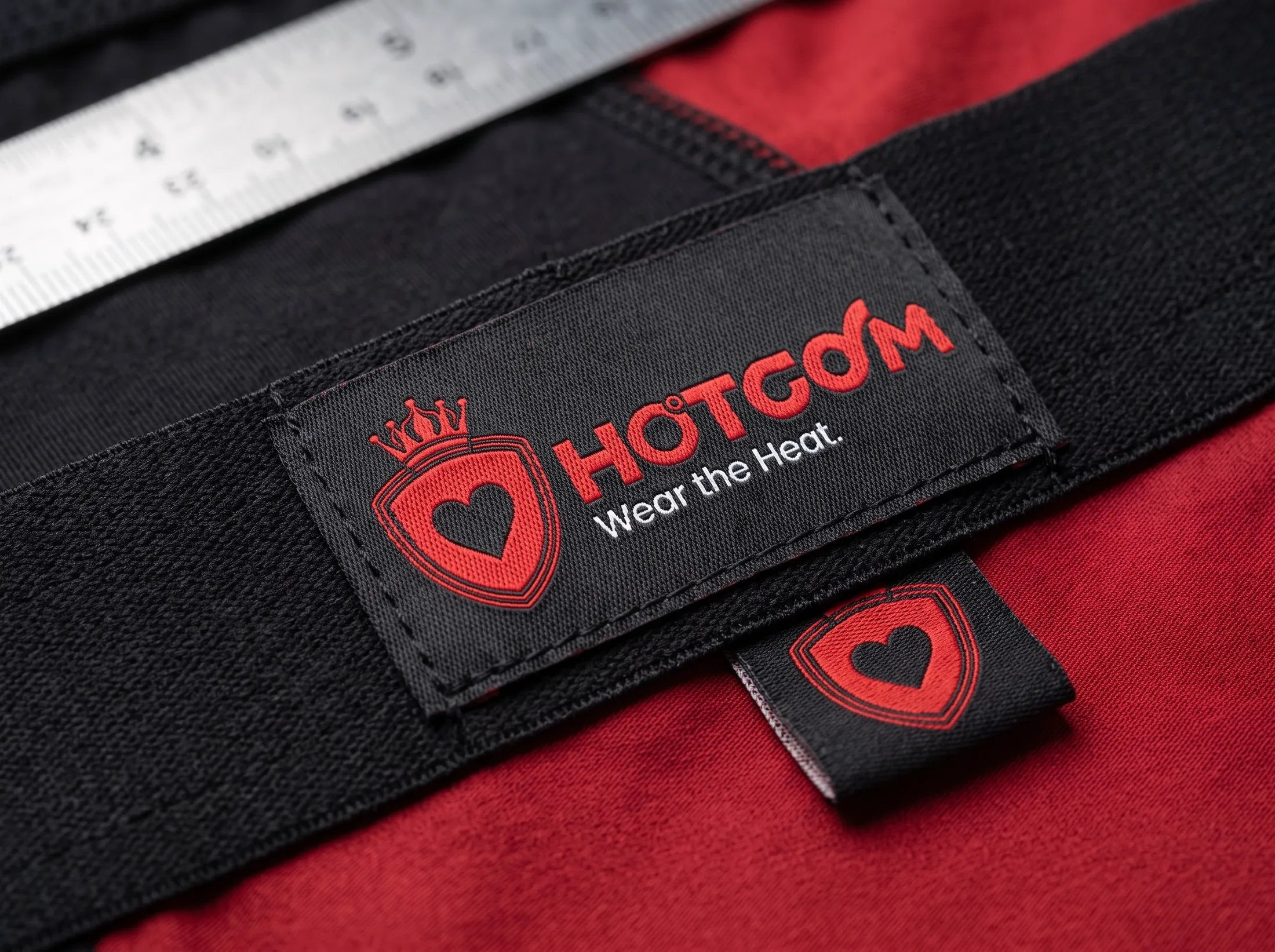 红黑面料与小比例 HOTCOM 织标工艺样品
